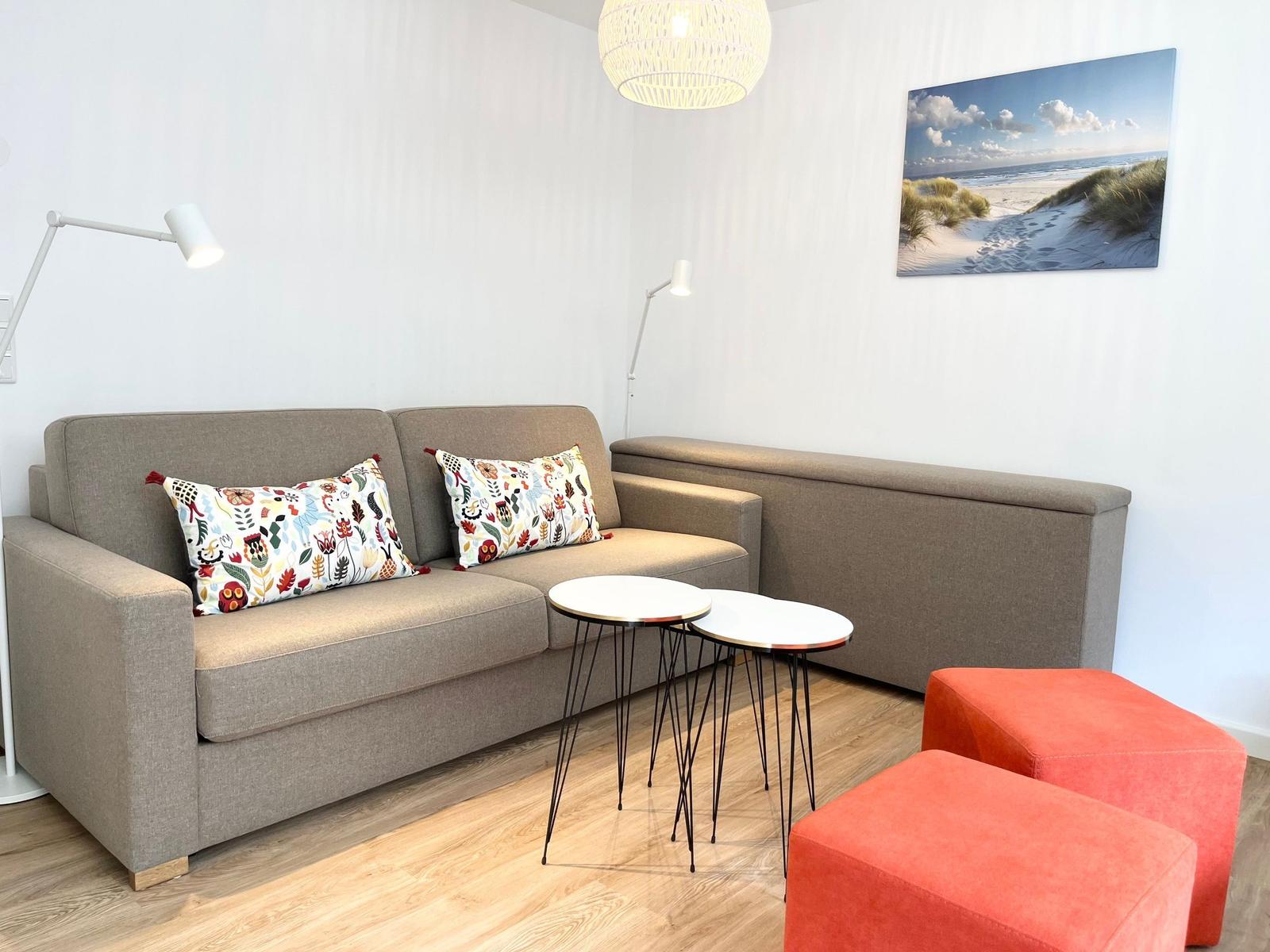Wohnzimmer mit Sofa und Couchtisch