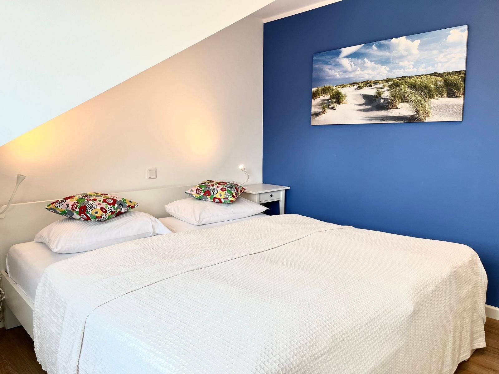 Gemütliches Schlafzimmer mit Doppelbett