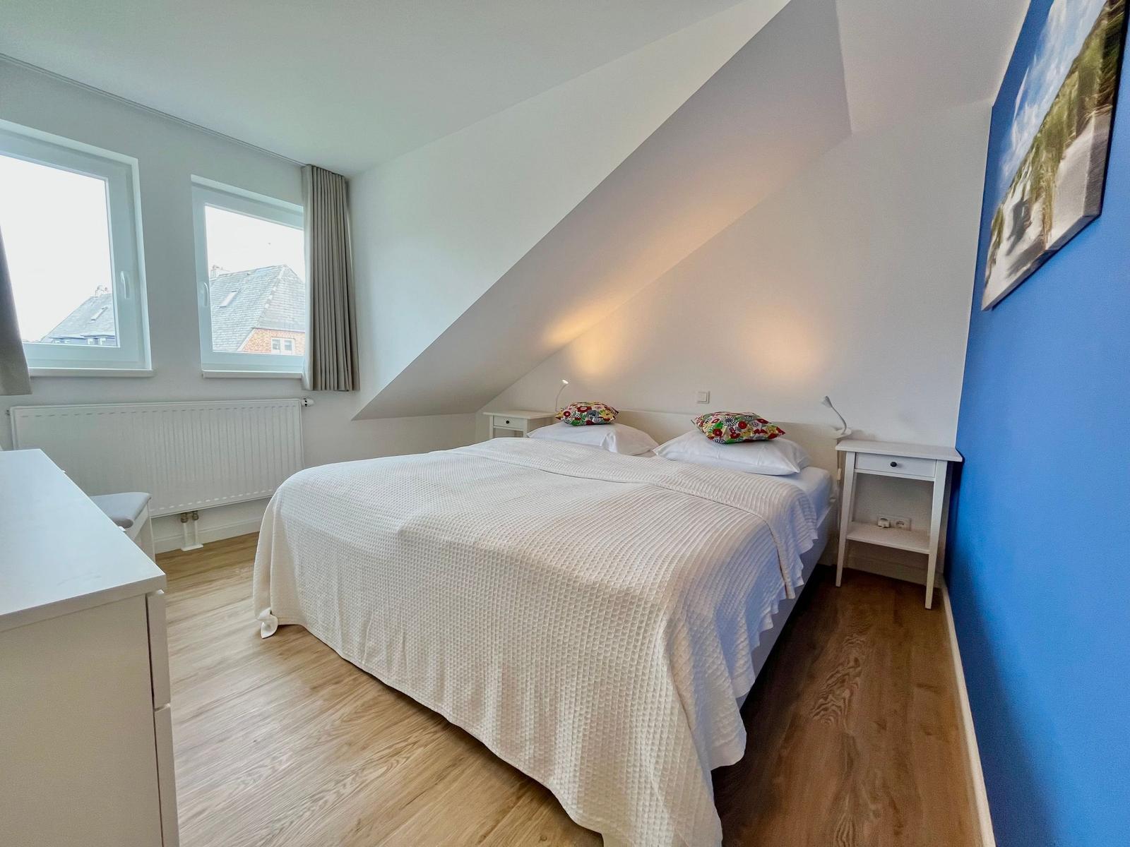 Helles Schlafzimmer mit Doppelbett
