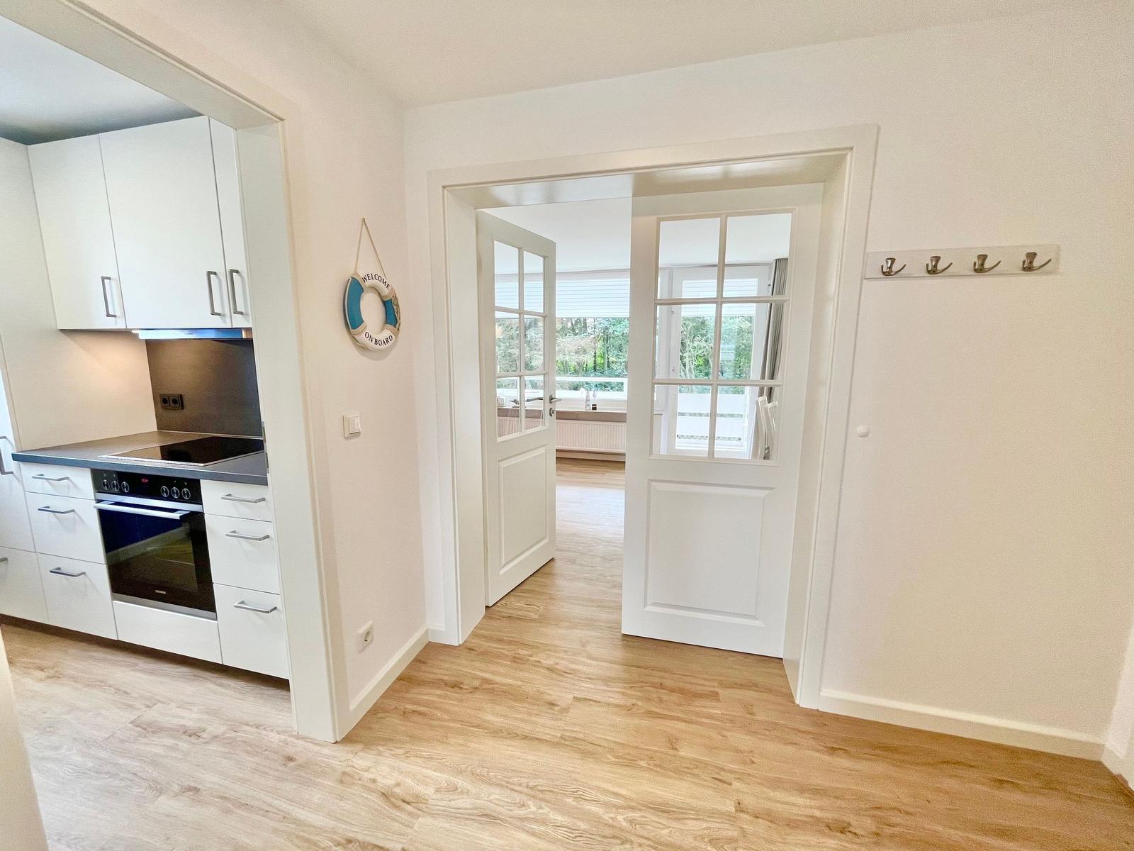 Moderne Küche mit Einbaugeräten und Holzfußboden