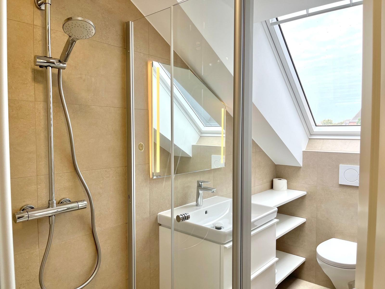 Modernes Badezimmer mit Dusche und Tageslicht