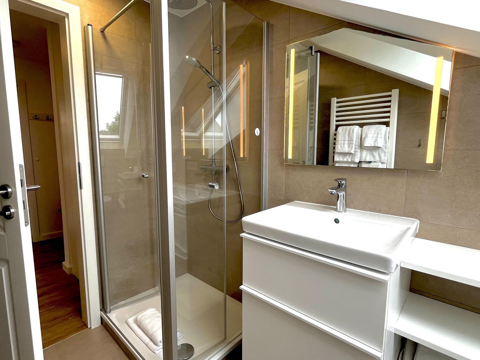 Modernes Badezimmer mit Dusche und Waschbecken