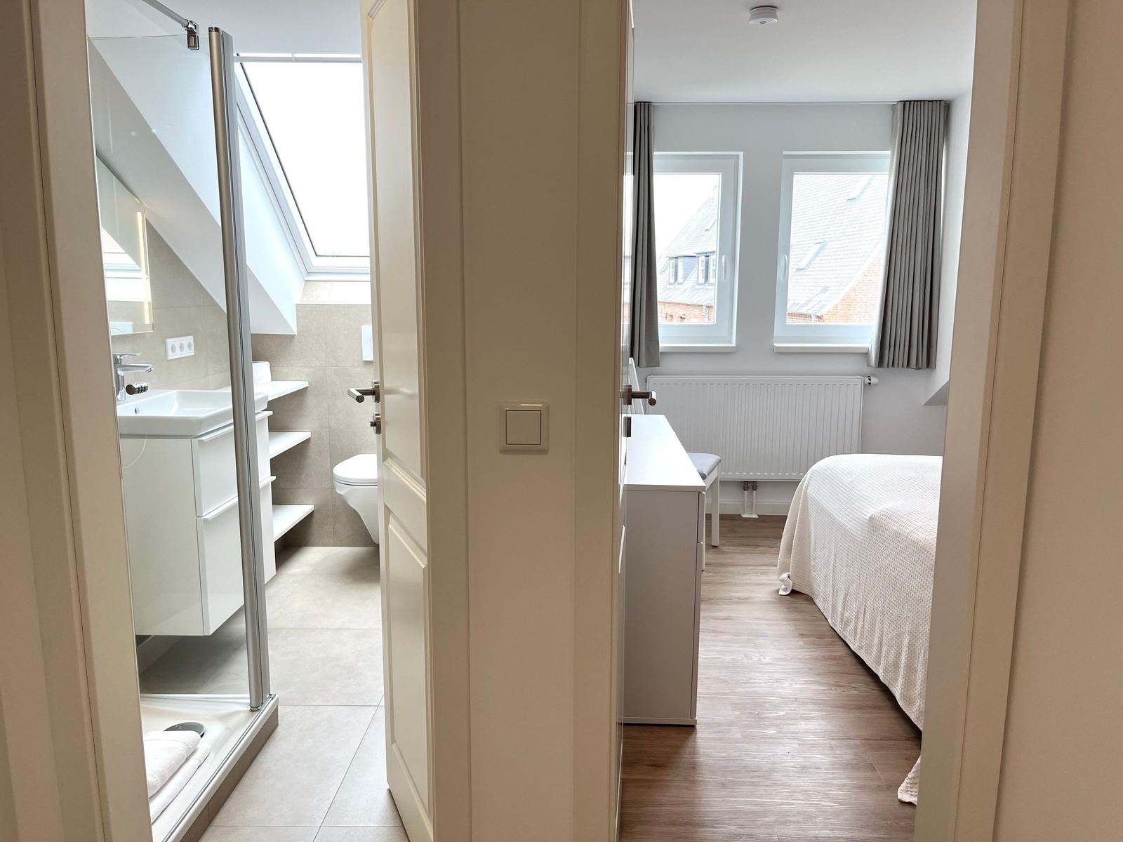 Schlafzimmer mit angrenzendem Badezimmer