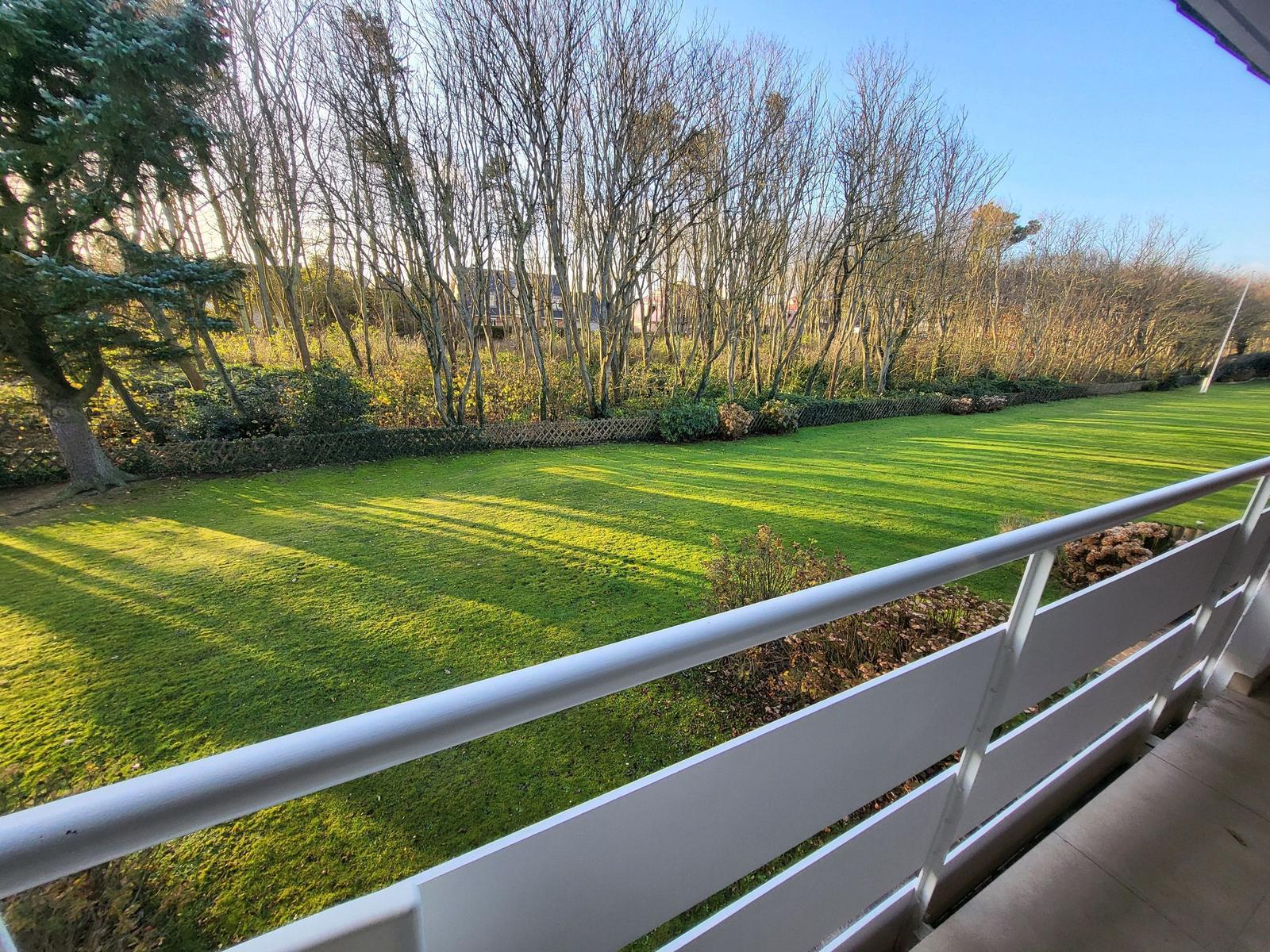 Balkon mit Blick auf einen gepflegten Garten