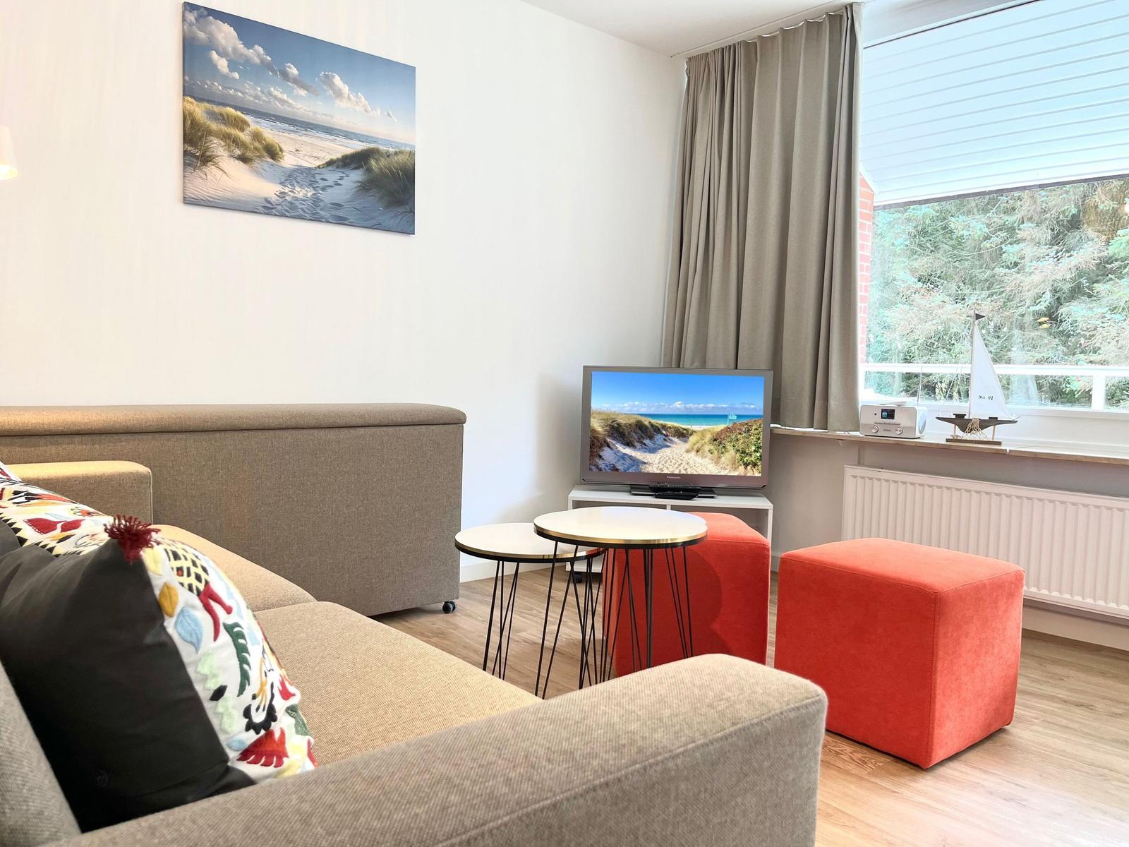 Gemütliches Wohnzimmer mit Fernseher