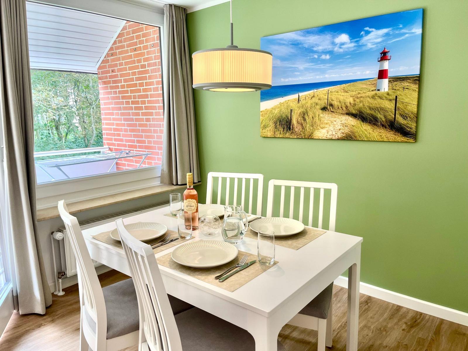 Wohnzimmer  mit Esstisch und Lichtgemälde