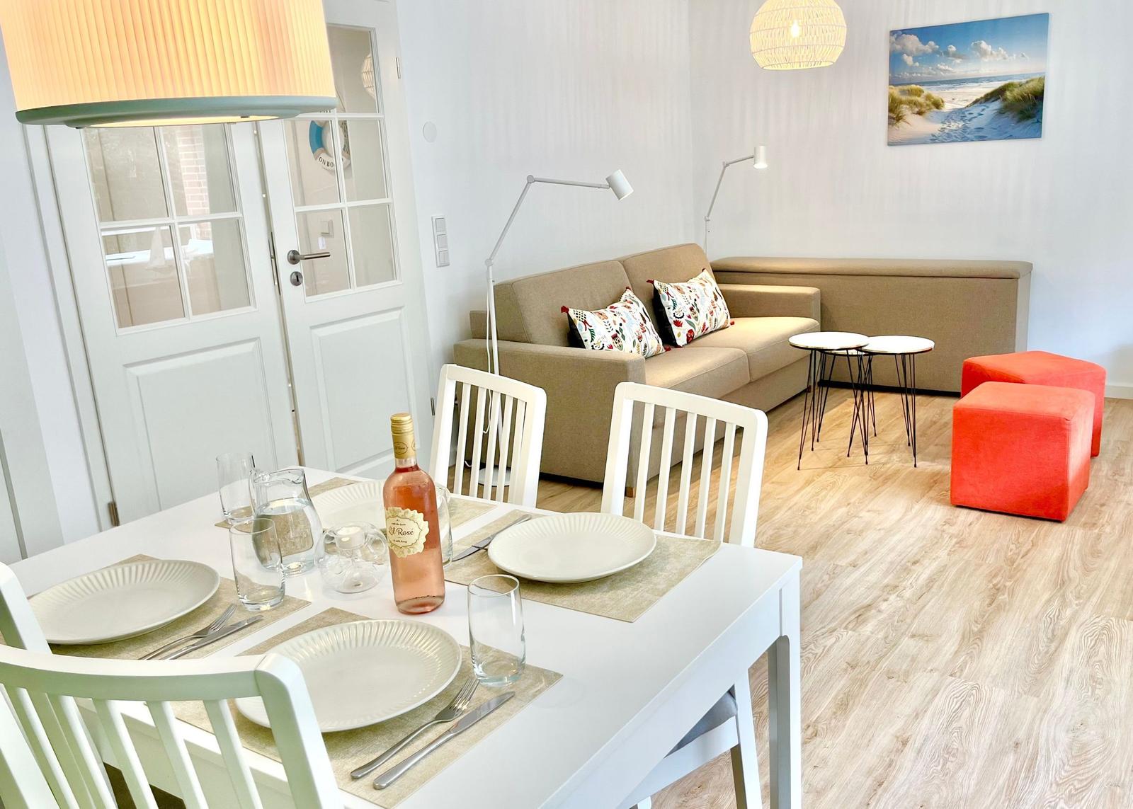 Helles Wohnzimmer mit Sofa und Essbereich