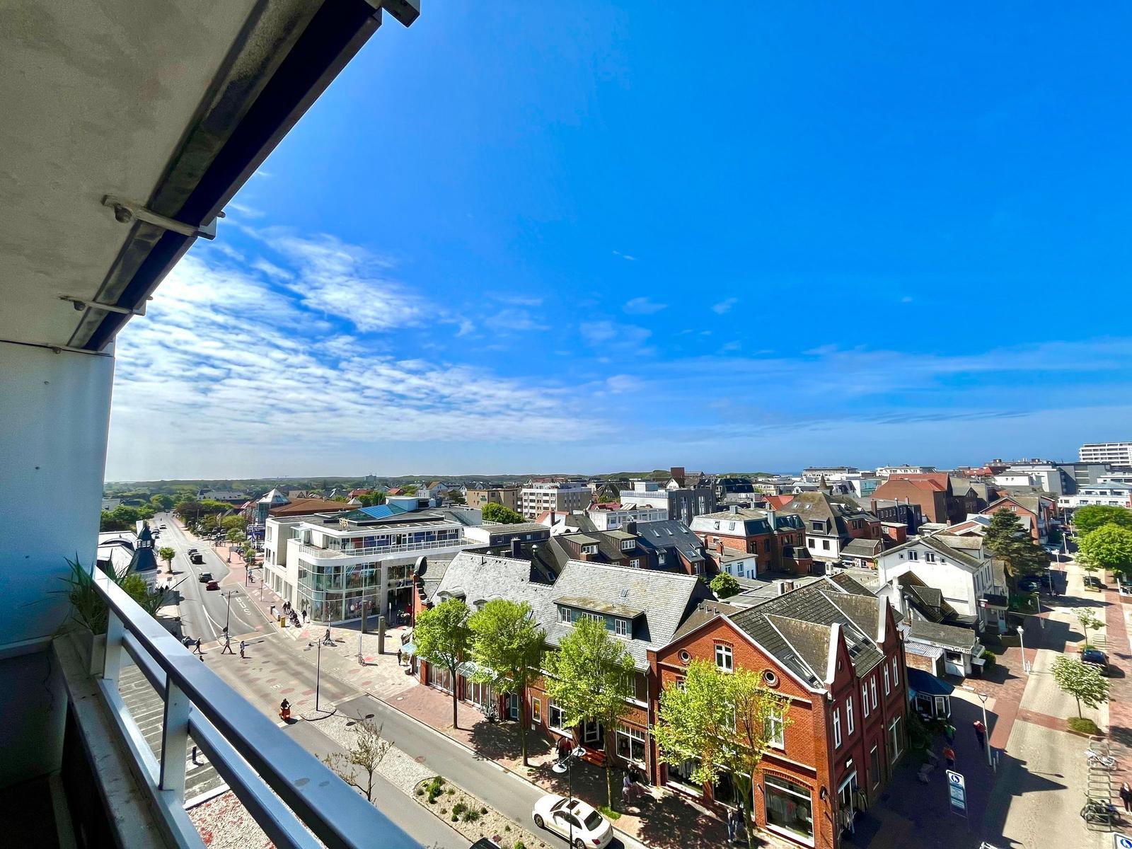 Balkon zur Westseite mit Blick über die Stadt Westerland bis zum Meer