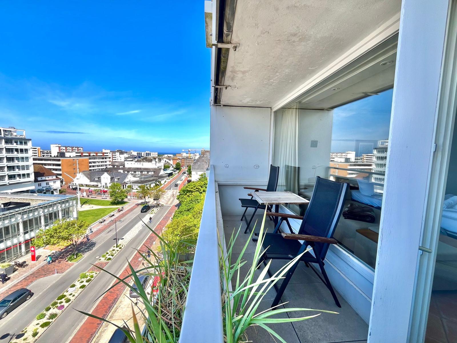 Balkon zur Westseite mit Tisch und Stühlen