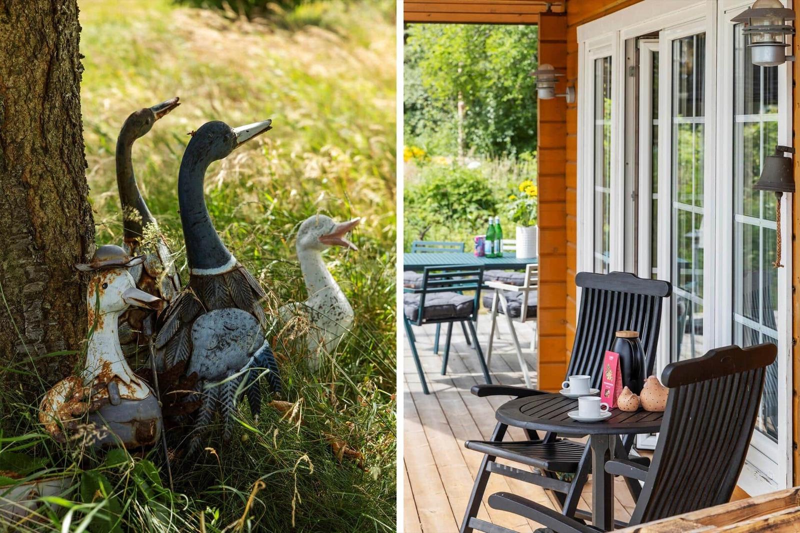 Garten mit Entenskulpturen und Terrasse mit Sitzgelegenheiten.