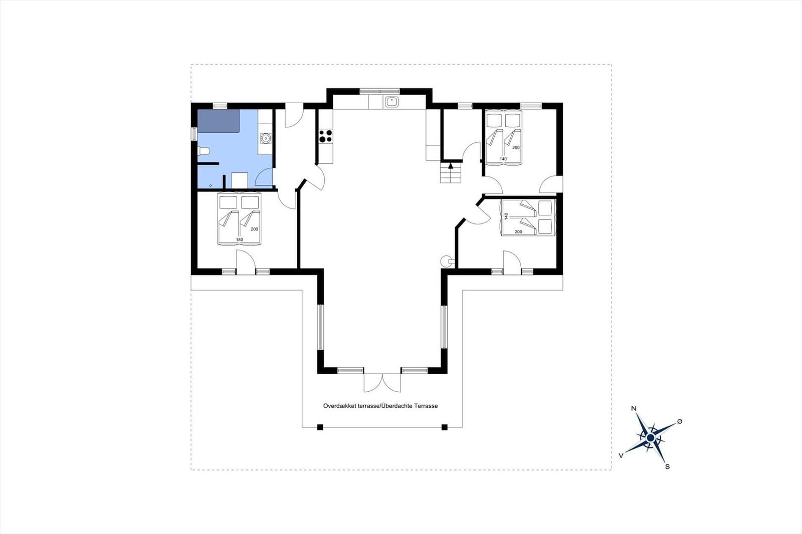 Wohnung mit drei Schlafzimmern, Küche und überdachter Terrasse. Flur mit Treppe.