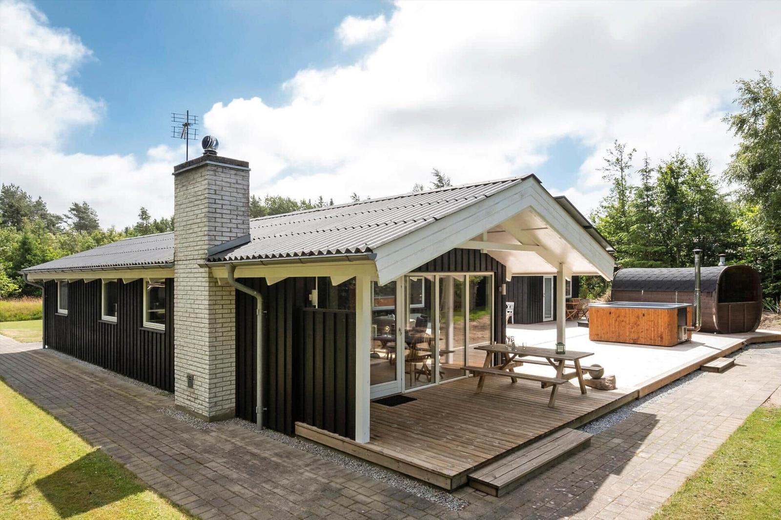 Moderne Villa mit Terrasse, Grill und Whirlpool im Grünen.