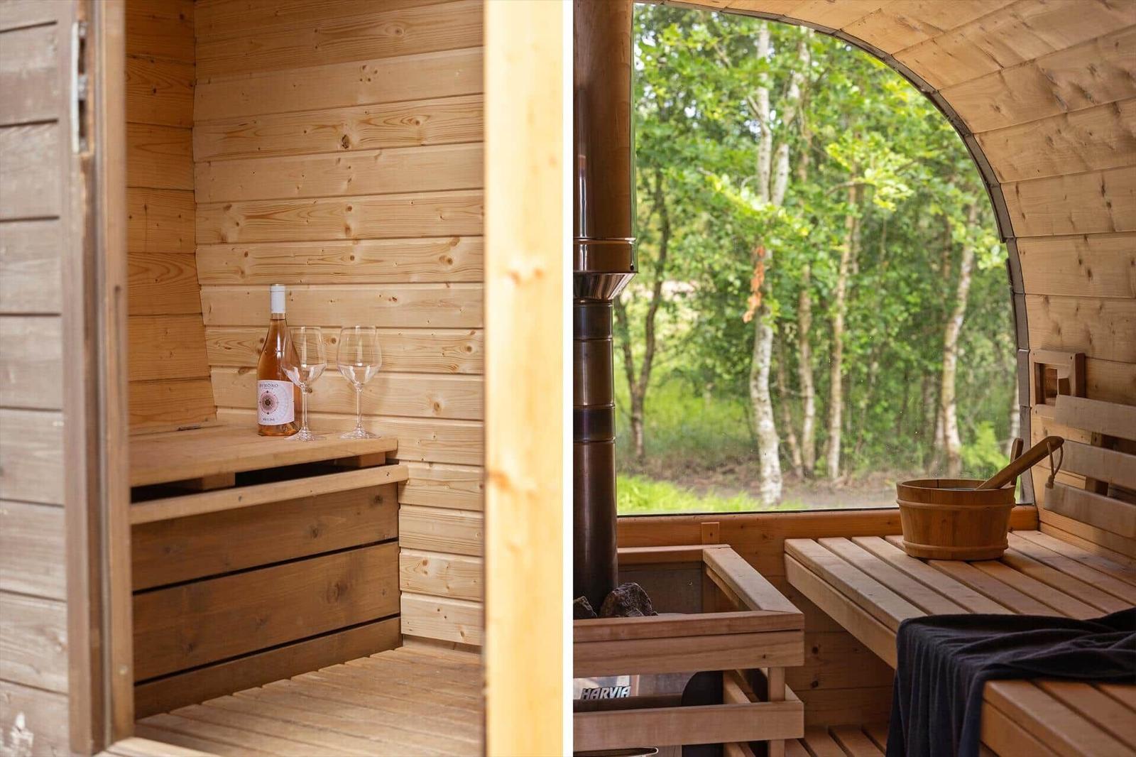 Sauna mit Holzbank, Eichentisch und Blick auf Wald.