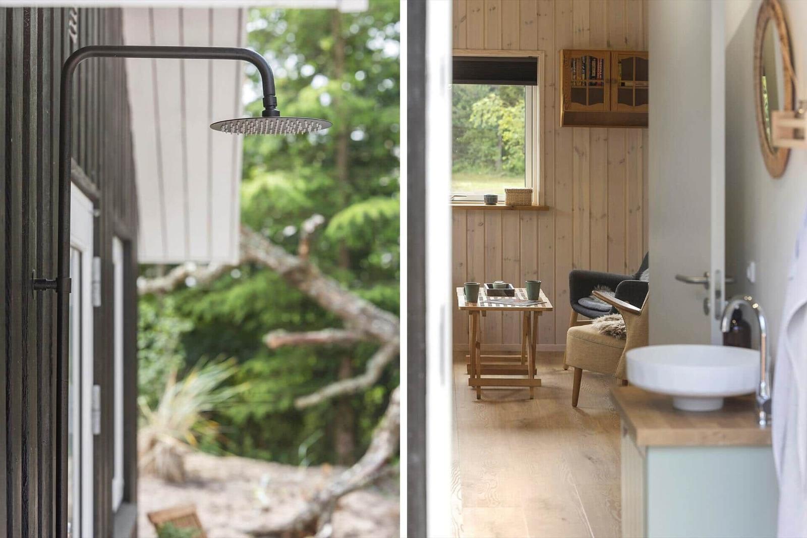 Dusche mit Blick auf Wald. Badezimmer mit Waschtisch und Spiegel.