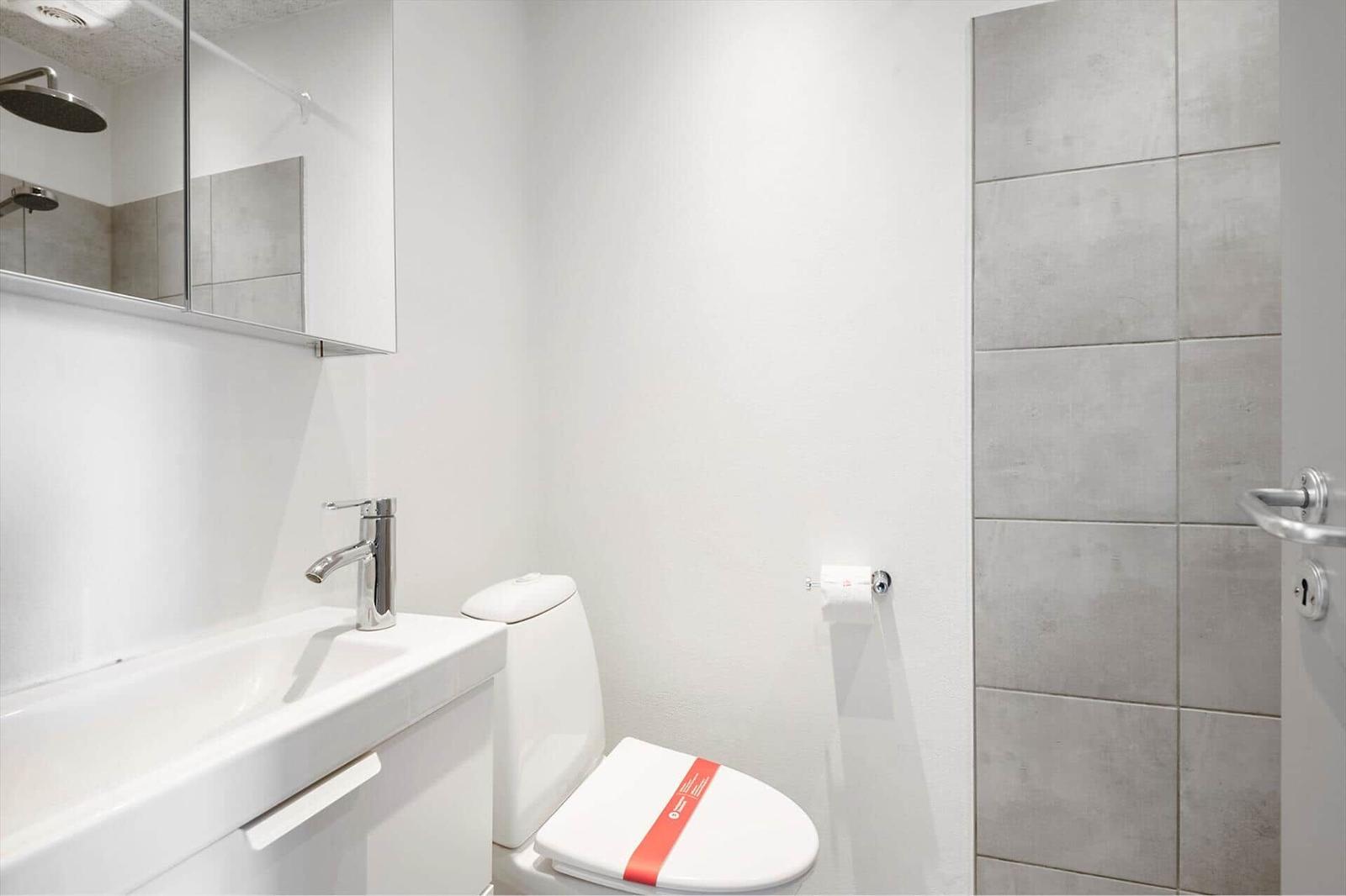 Badezimmer mit Toilette, Waschbecken und Dusche.