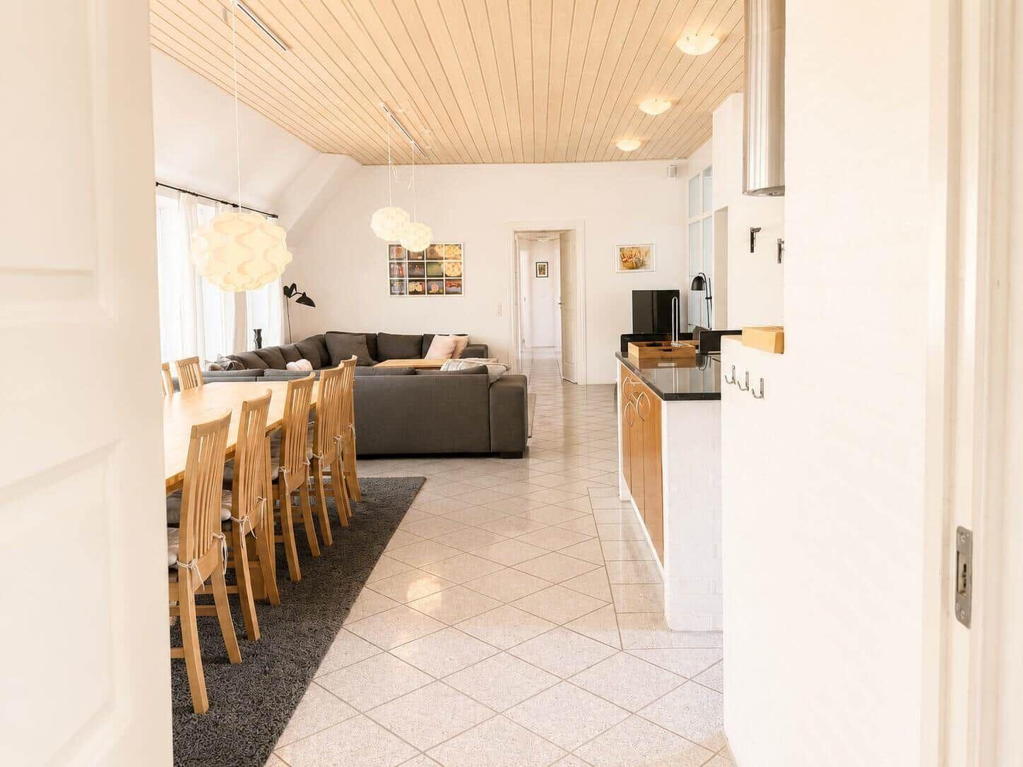 Wohn- und Essbereich mit Sofa, Esstisch und Küchenzeile.
