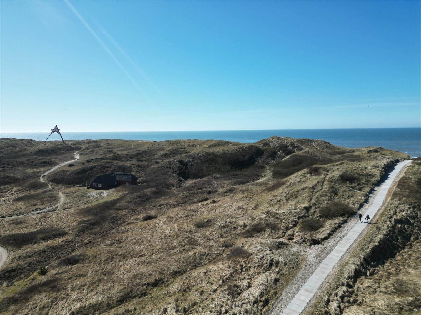 Haus auf Dünen mit Meerblick und Wanderweg