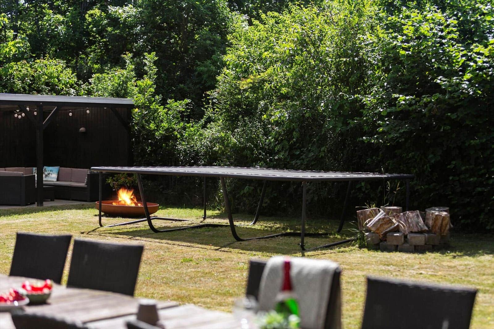 Hinterhof mit Trampolin, Feuerkorb und Grillplatz. Sitzgelegenheiten und Grillplatz.