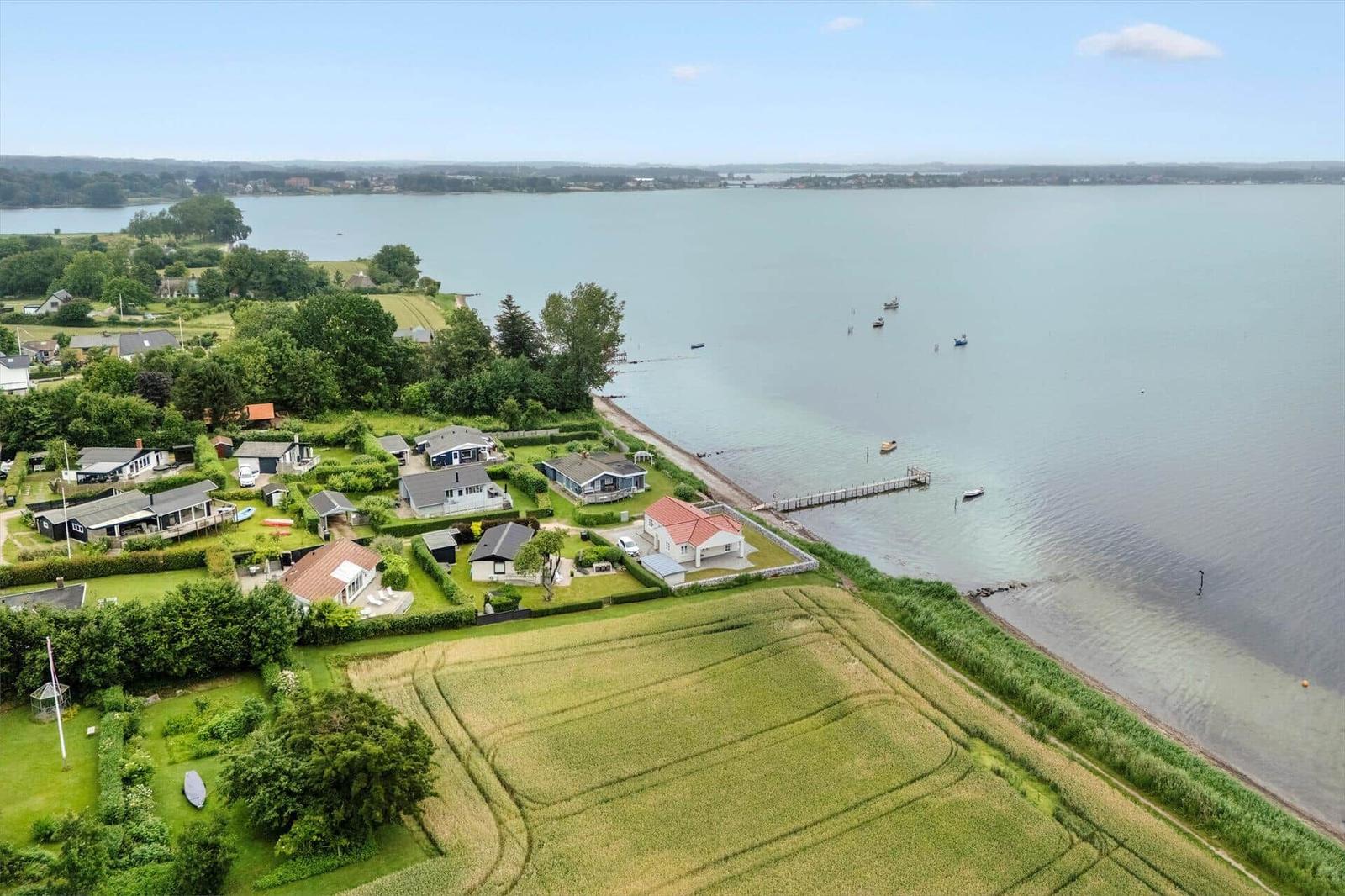 Haus am Wasser mit Garten und Blick auf See