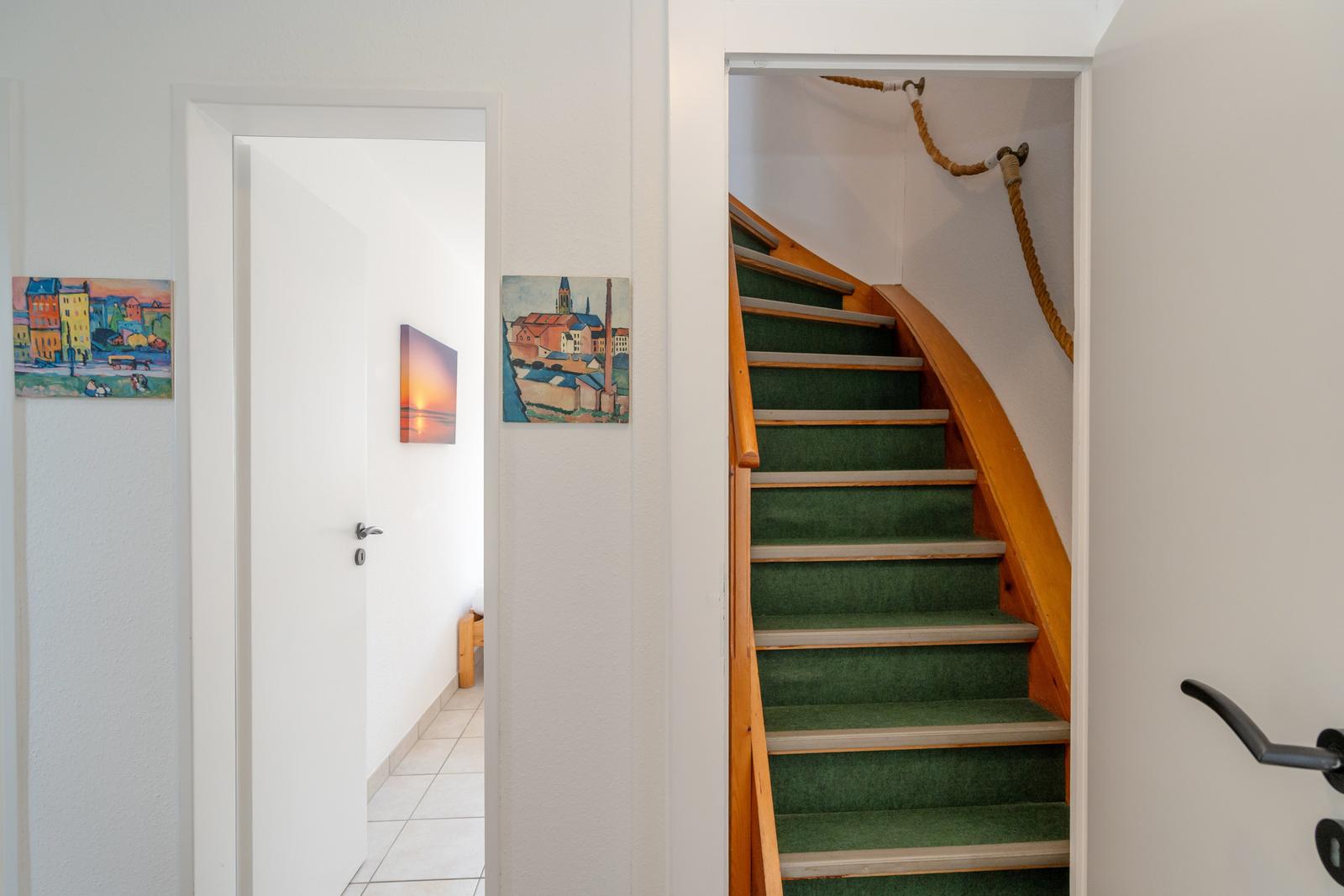 Hausgang mit Treppe und Wandbildern
