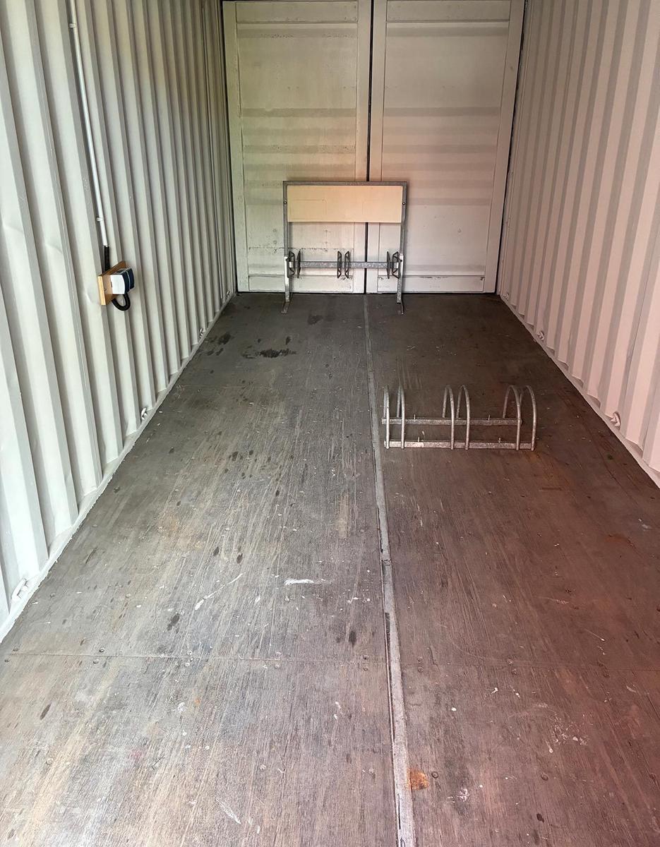 abschließbare Fahrradgage mit Fahrradständer