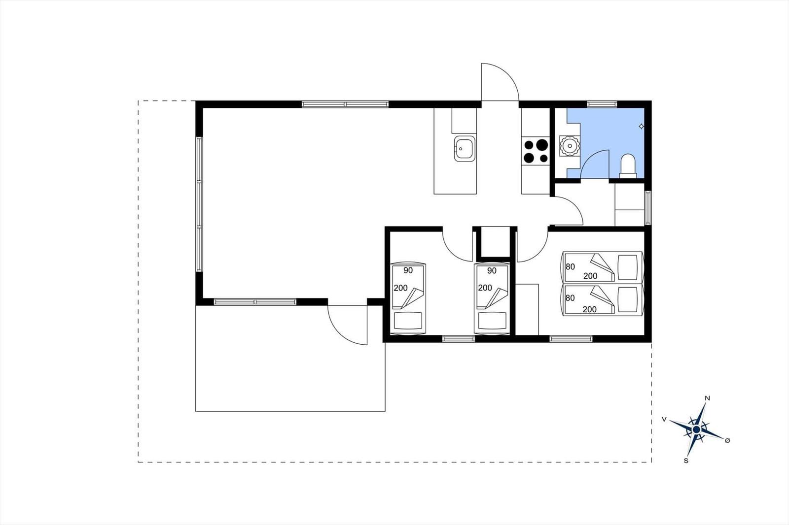 Wohnung mit Küche, Bad und drei Schlafzimmern mit Betten.
