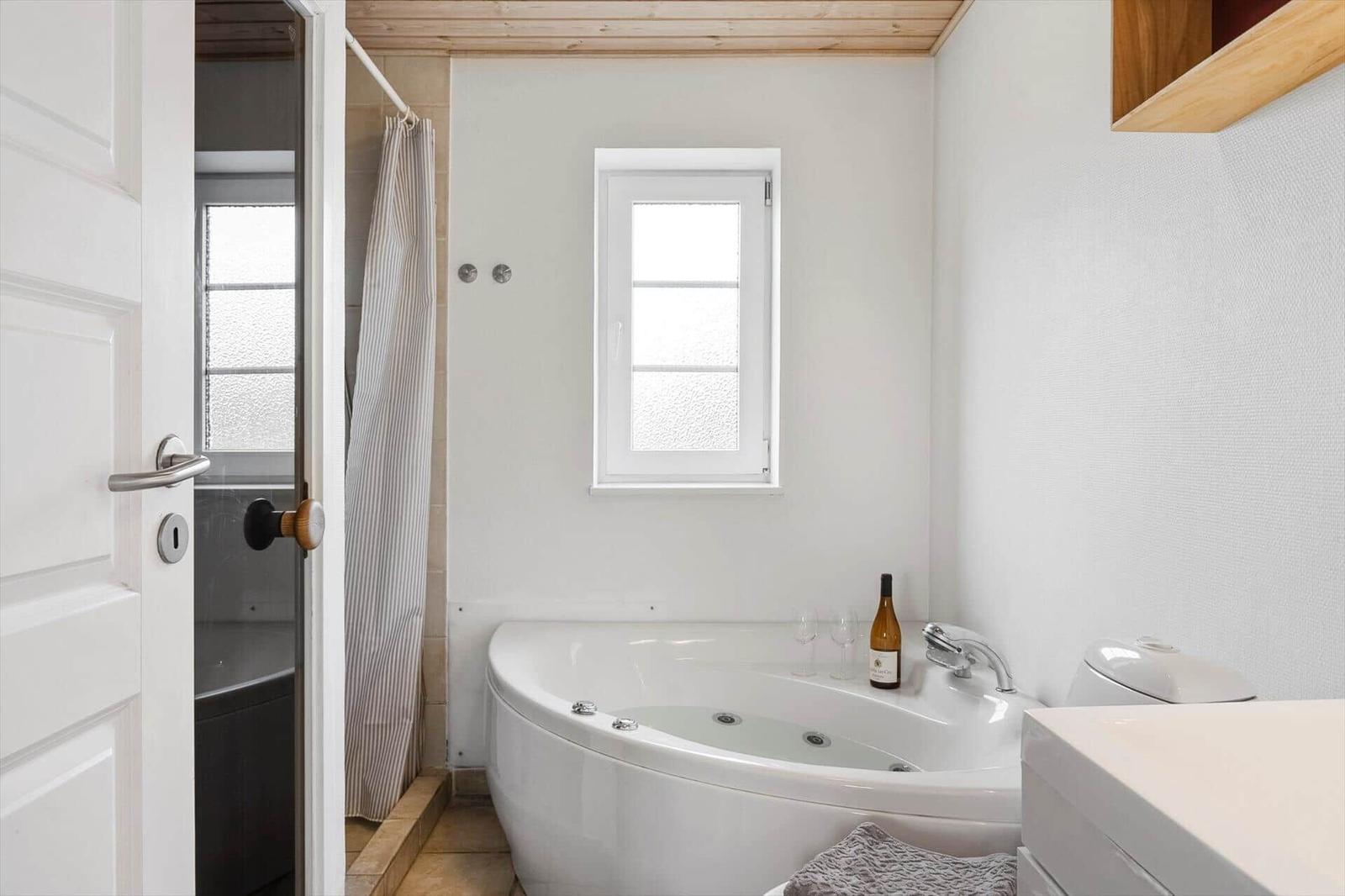 Bad mit Whirlpool, Fenster und Dusche