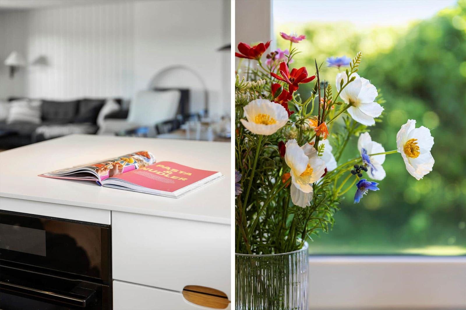 Küche mit Kochbuch und Blick auf Blumenstrauß