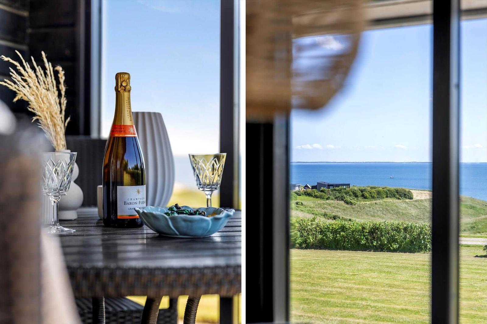 Ein Tisch mit Champagner und Blick auf das Meer.