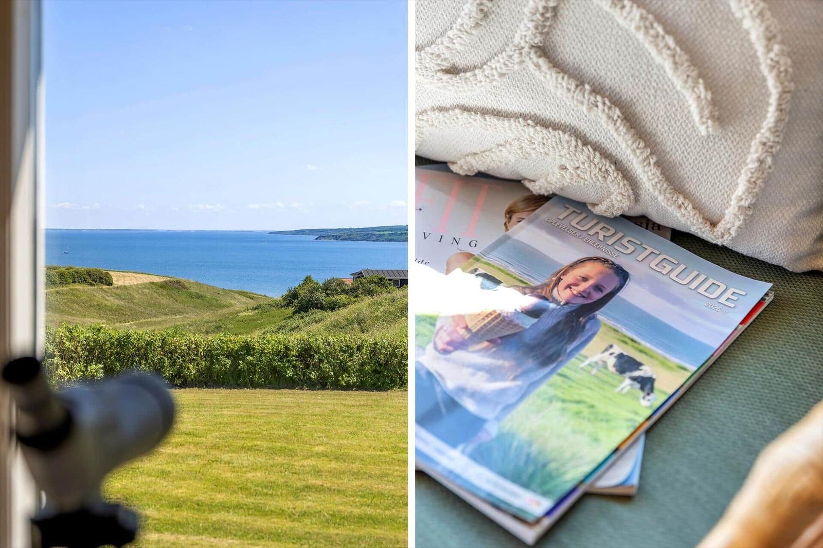 Blick auf das Meer und grüne Hügel. Touristenguide und Decke auf einem Sofa.