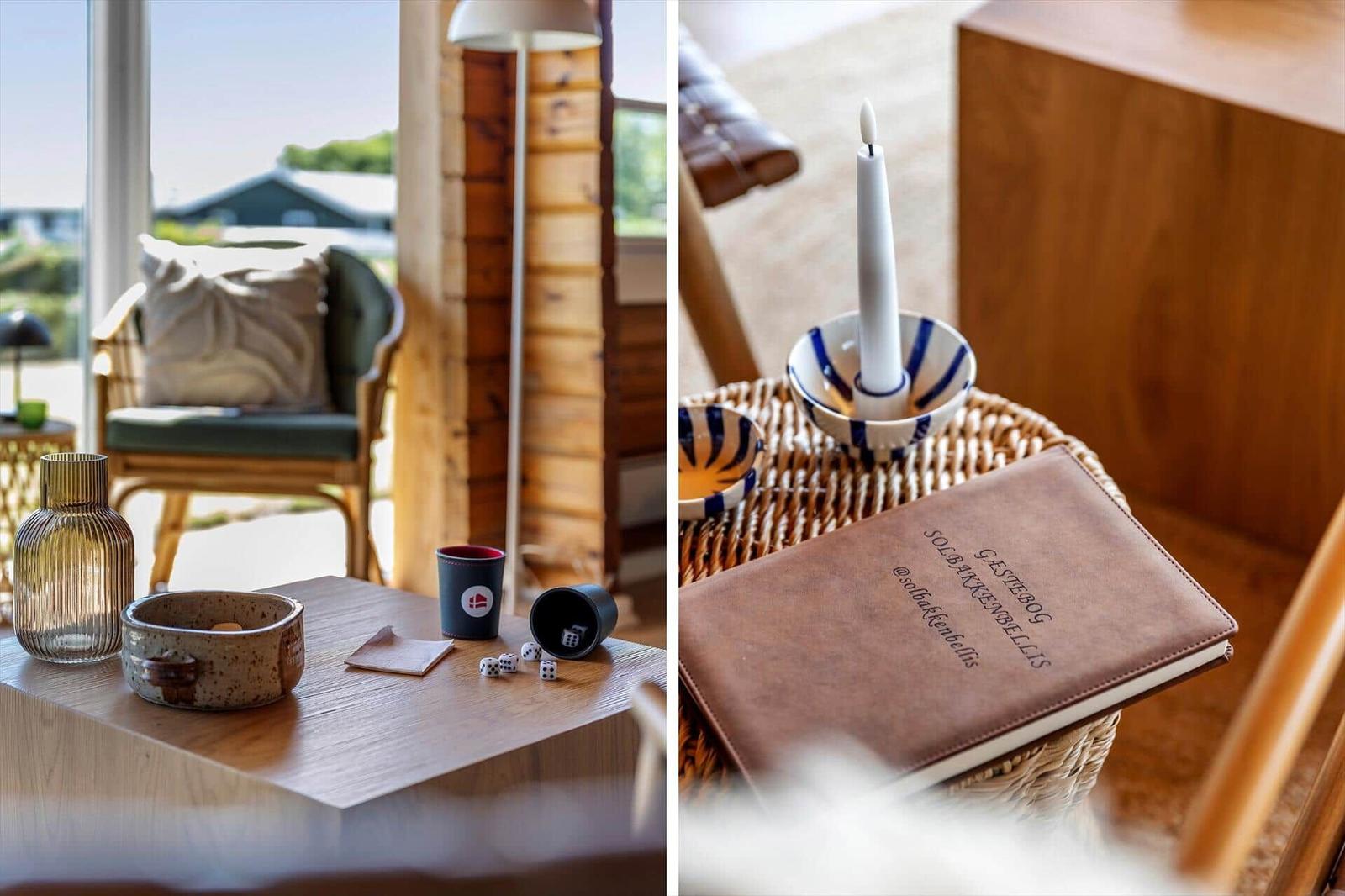 Holztisch mit Spielzeug und Glas. Bücher und Kerze auf Körbchen.