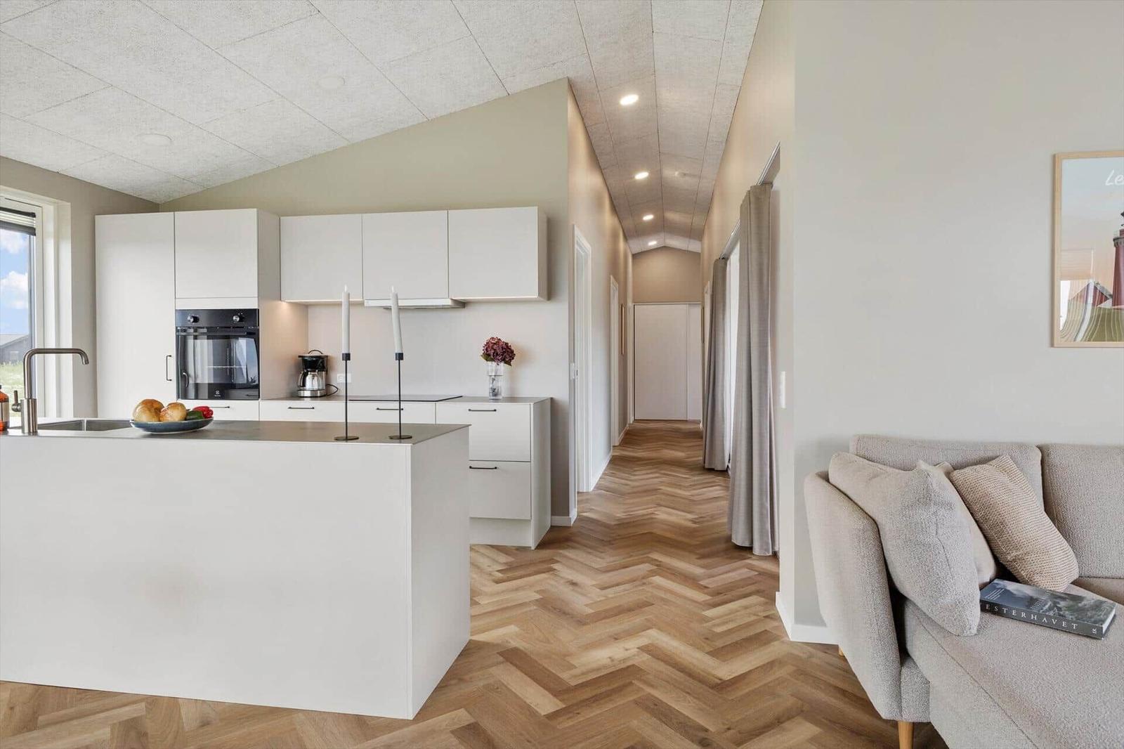 Küche mit Essbereich und Wohnbereich mit Sofa und Holzboden