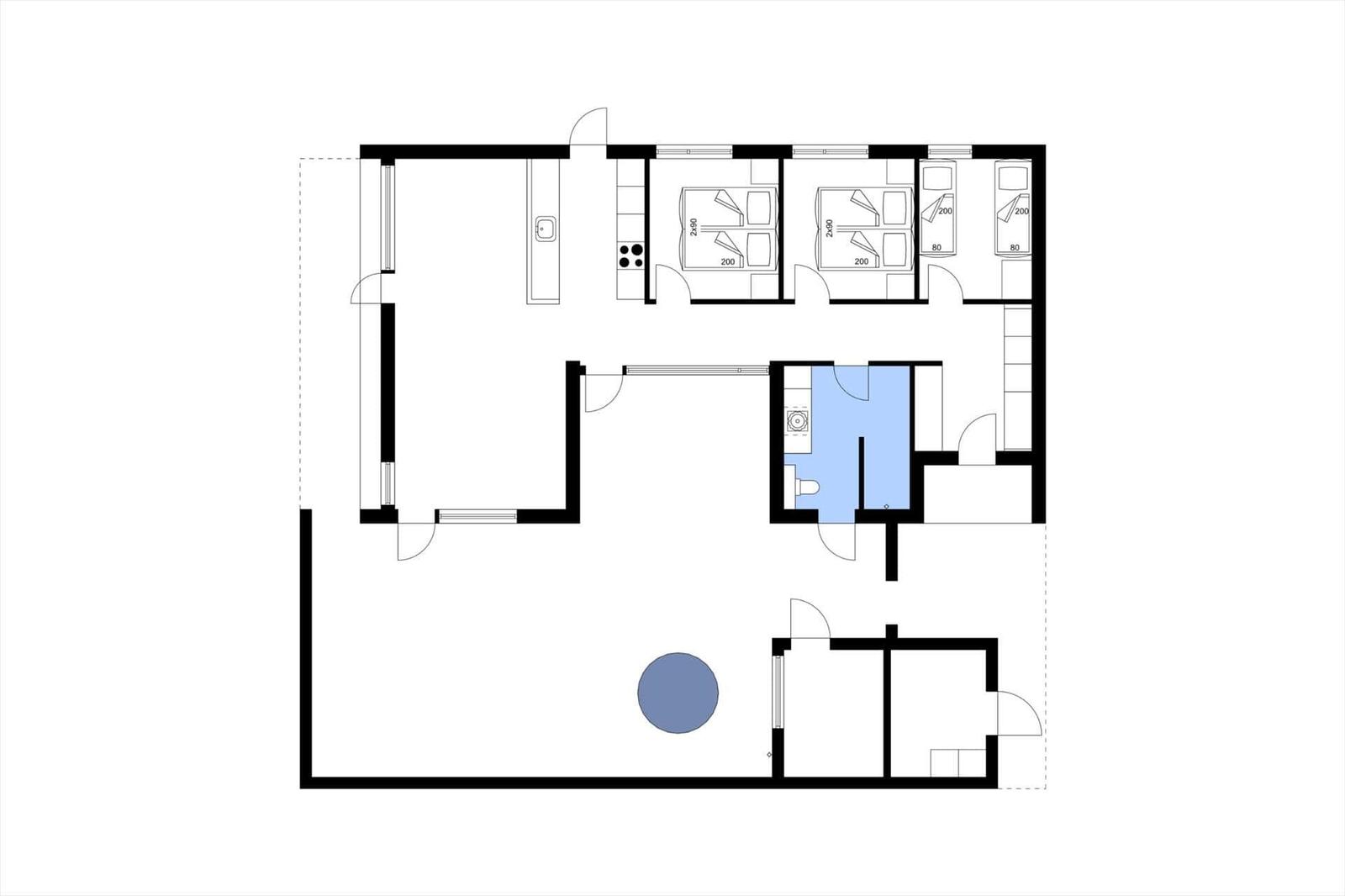 Wohnung mit Küche, drei Schlafzimmern und Bad. Großer Wohnbereich mit runden Tisch.