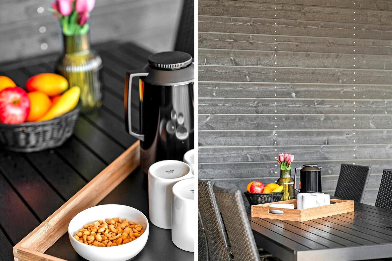 Außenbereich mit Tisch, Stühlen, Obst und Kaffeekanne.