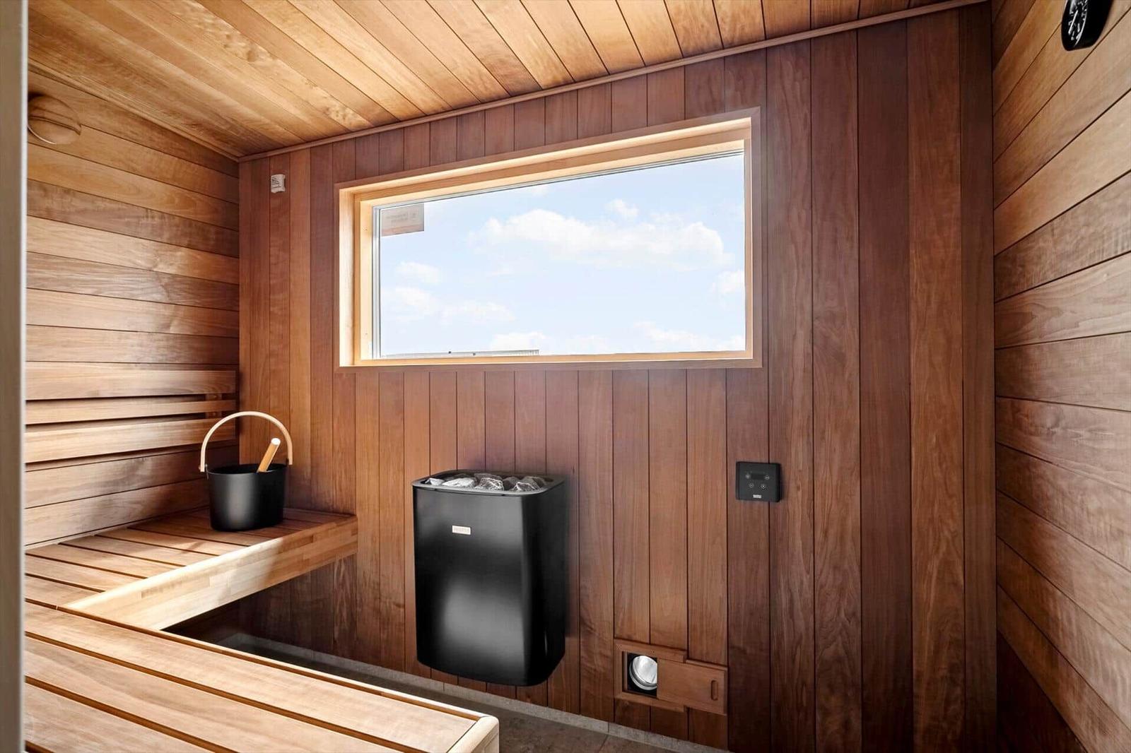 Sauna mit Holzwand, Sitzbank, Heizung und Fenster zum Himmel.