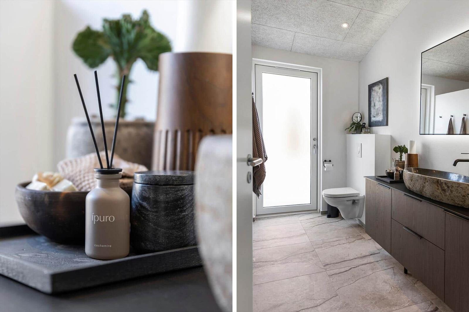 Bad mit Waschtisch, Toilette und Glasfront. Dekorative Gegenstände auf einer Oberfläche.