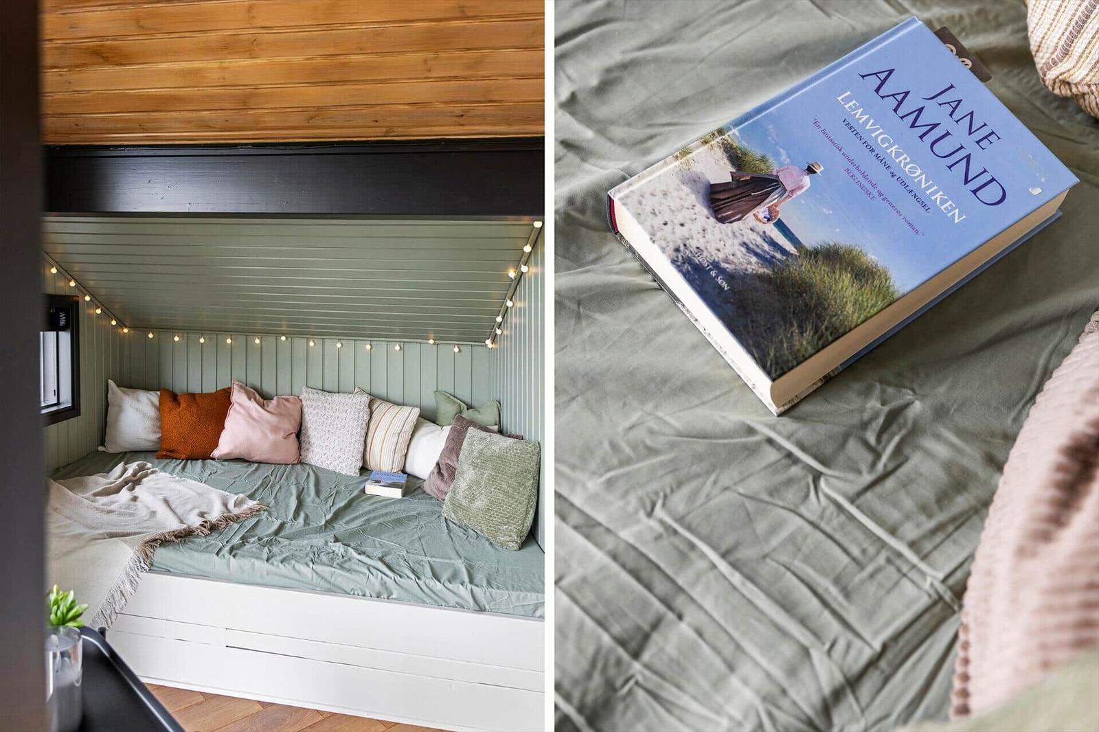 Ein Bett mit Kissen und einem Buch auf einer grünen Bettdecke.