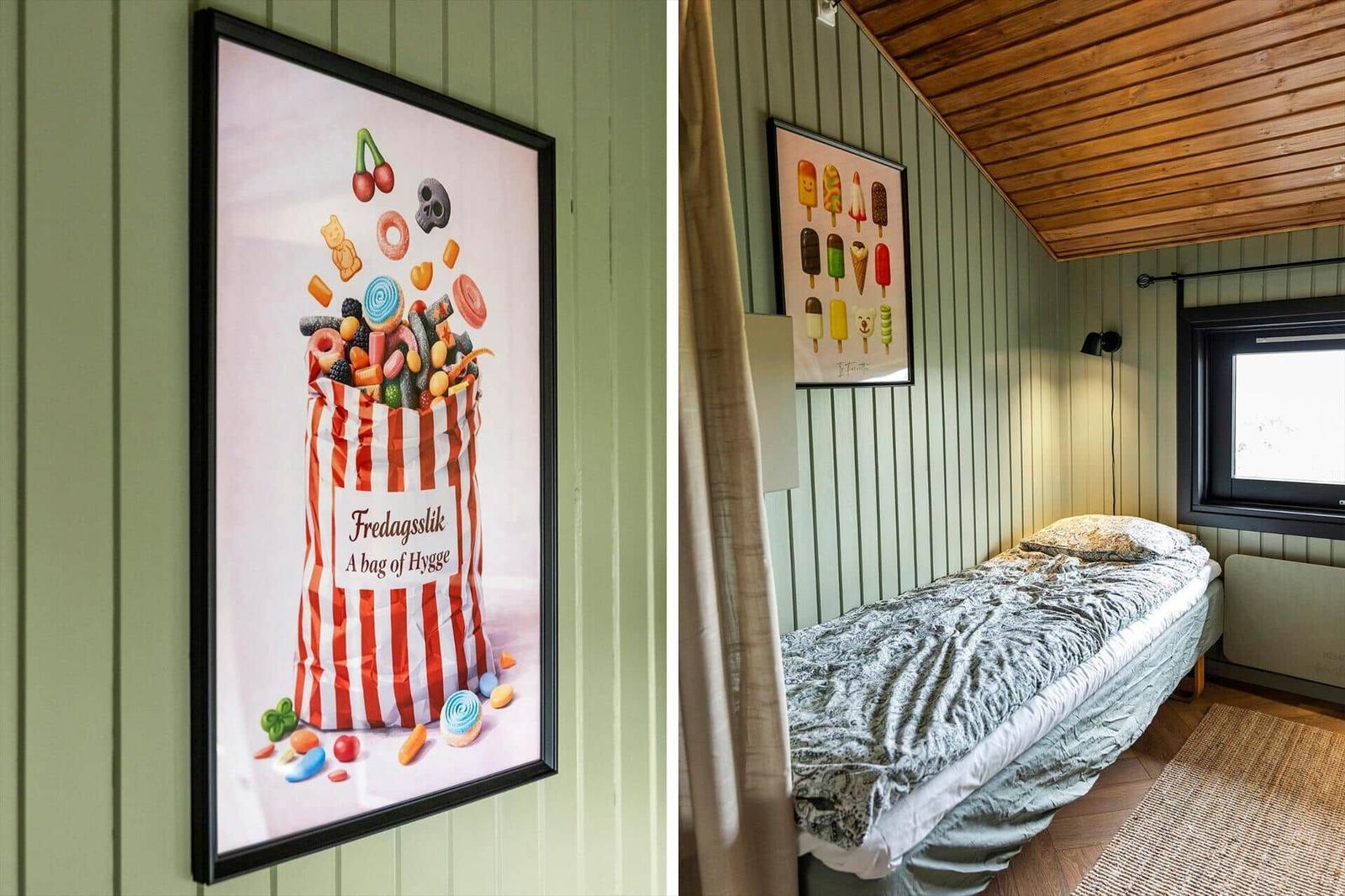 Schlafzimmer mit Bett, Wandbild und Holzdecke.