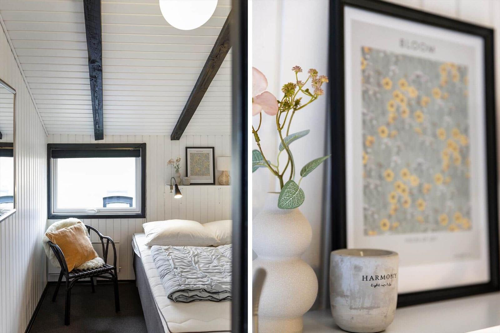 Schlafzimmer mit Bett, Fenster und Stuhl. Dekoration mit Blumen und Bild.