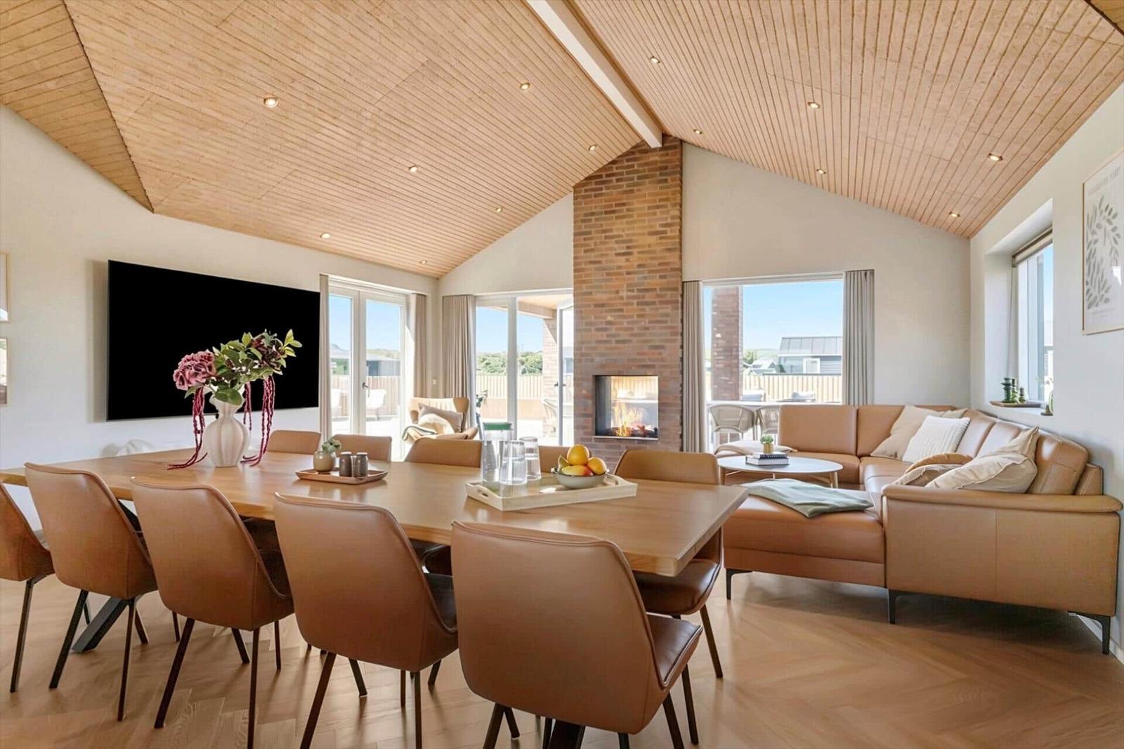 Essbereich mit Holztisch, Sitzgelegenheiten und Kamin im Wohnzimmer.