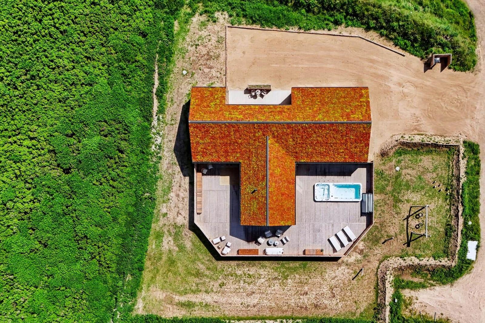 Haus mit Dachgarten, Pool und Terrasse in grüner Umgebung