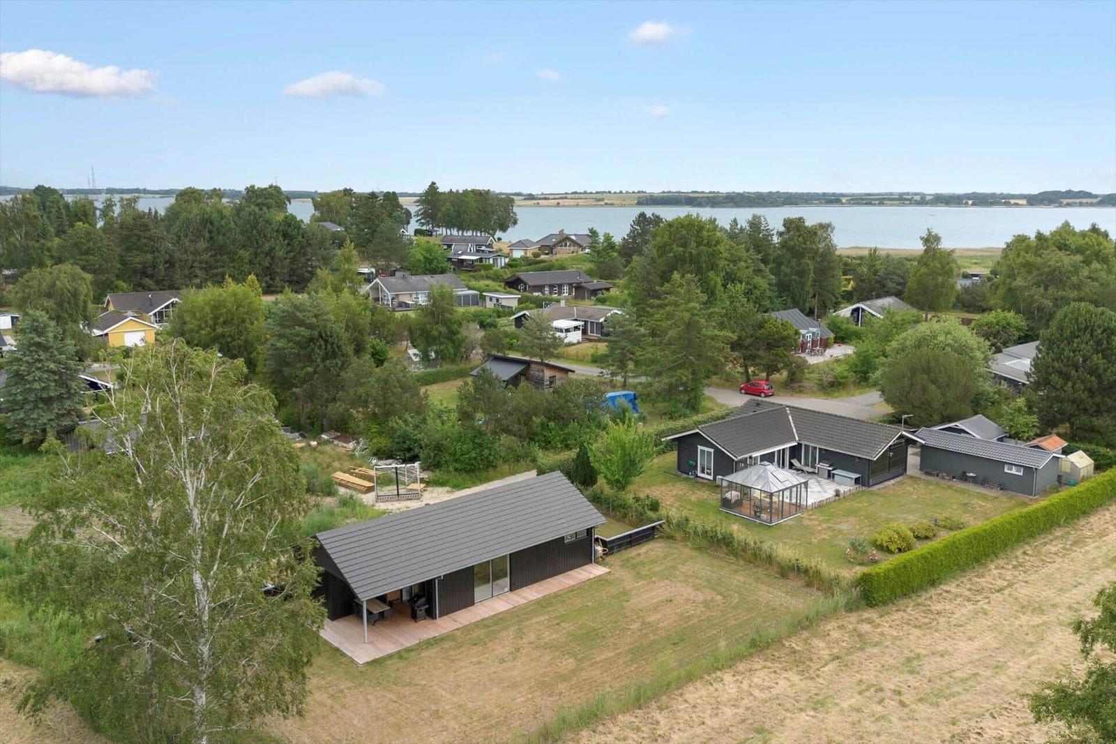 Moderne Häuser mit Terrassen und Garten nahe Wasser