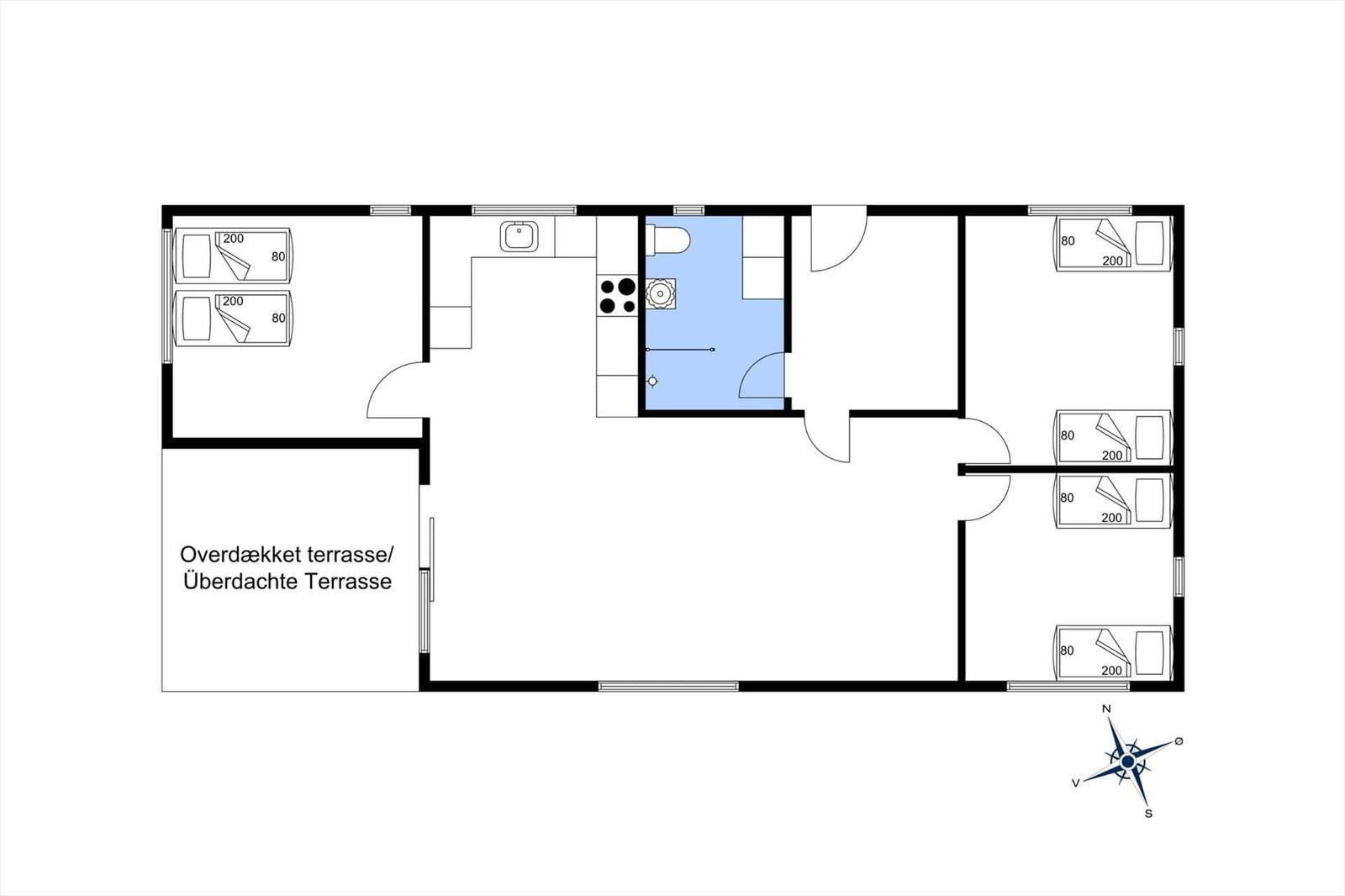 Dieses Ferienhaus bietet eine überdachte Terrasse, Küche, Bad und mehrere Schlafzimmer.
