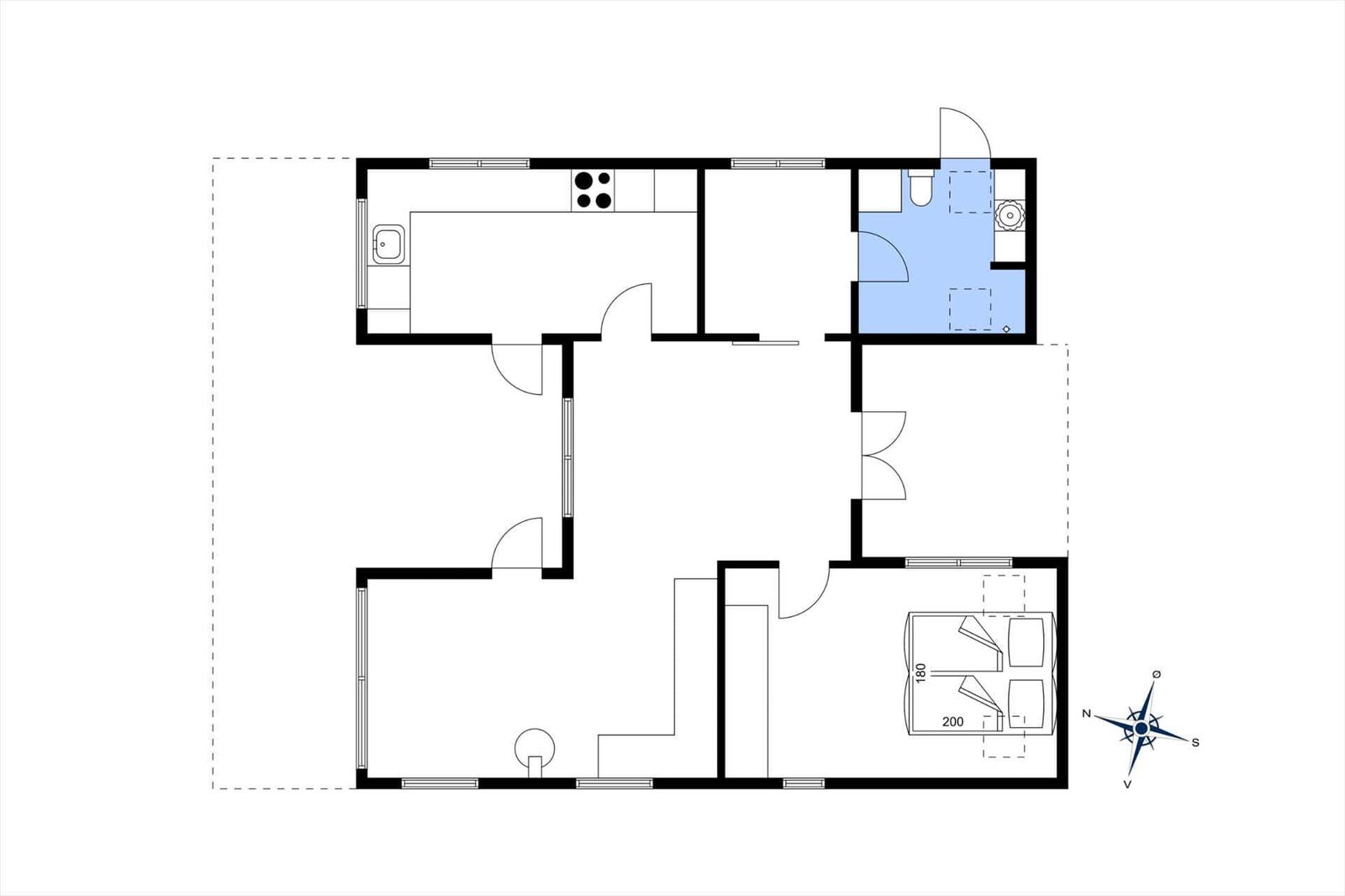 Apartment with kitchen, bathroom, bedroom, and living area. Room heights and sizes are marked.
