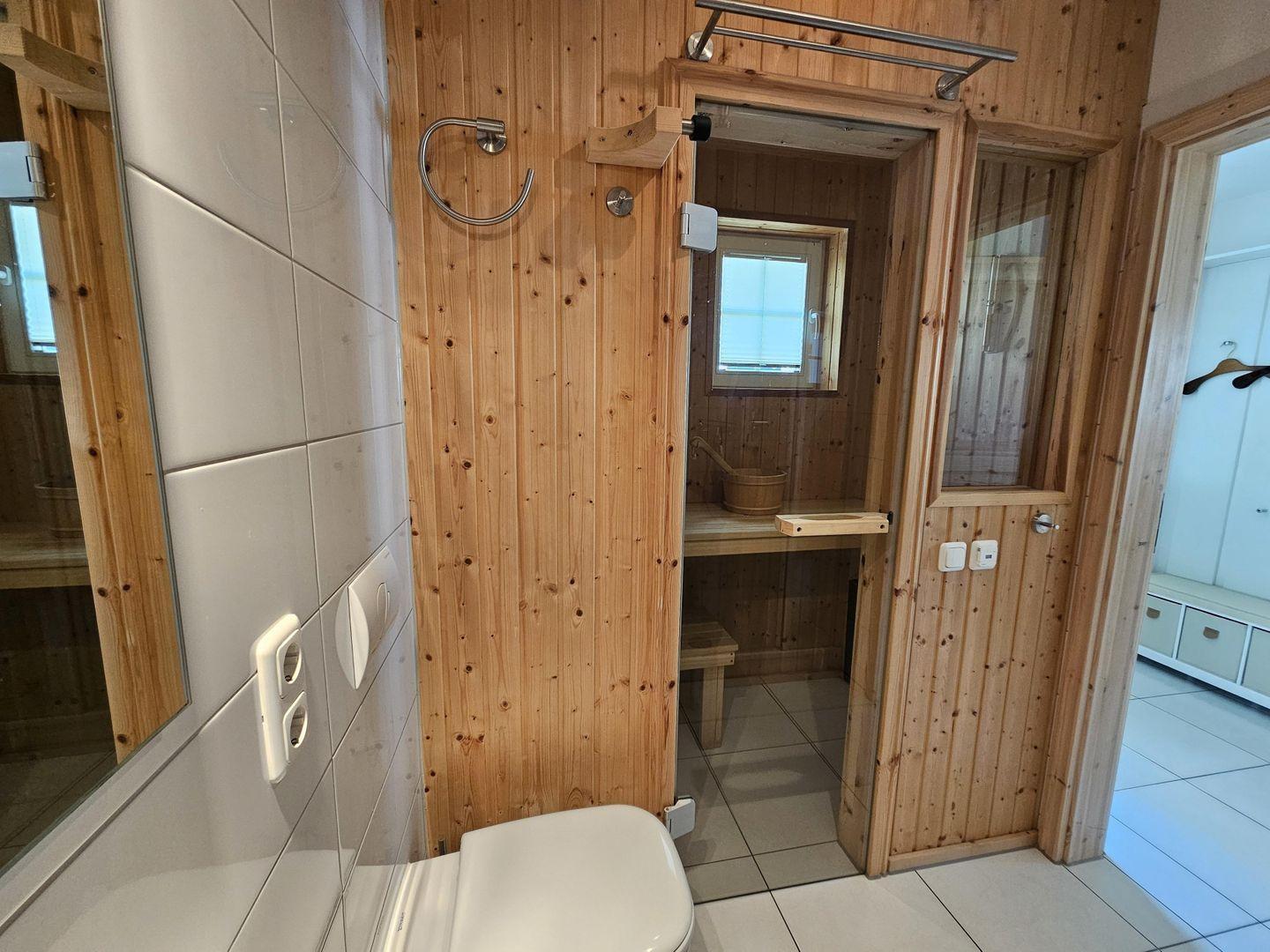 Bad mit Dusche, Toilette und Sauna im Holzdesign