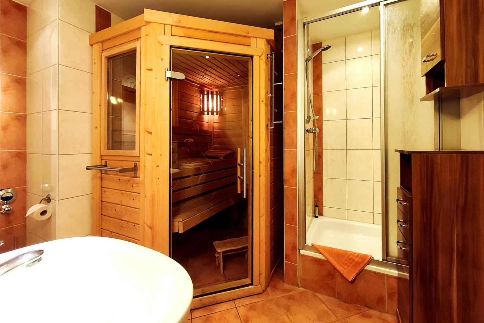 Exklusives Wellness-Bad mit integrierter Sauna für erholsame Stunden