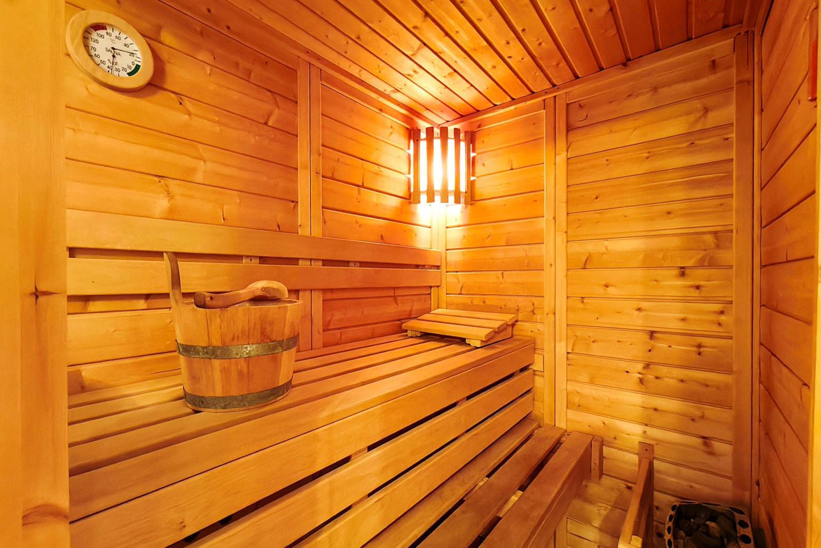 Blick in die hauseigene Massivholz-Sauna für Ihren Wohlfühlurlaub