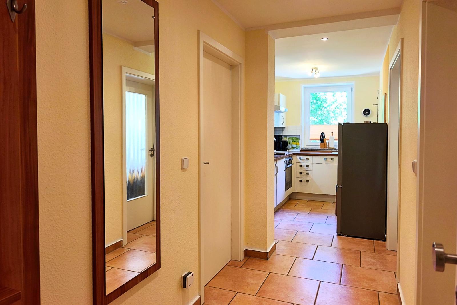 Offener Blick durch den langen Flur der strandnahen Ferienwohnung