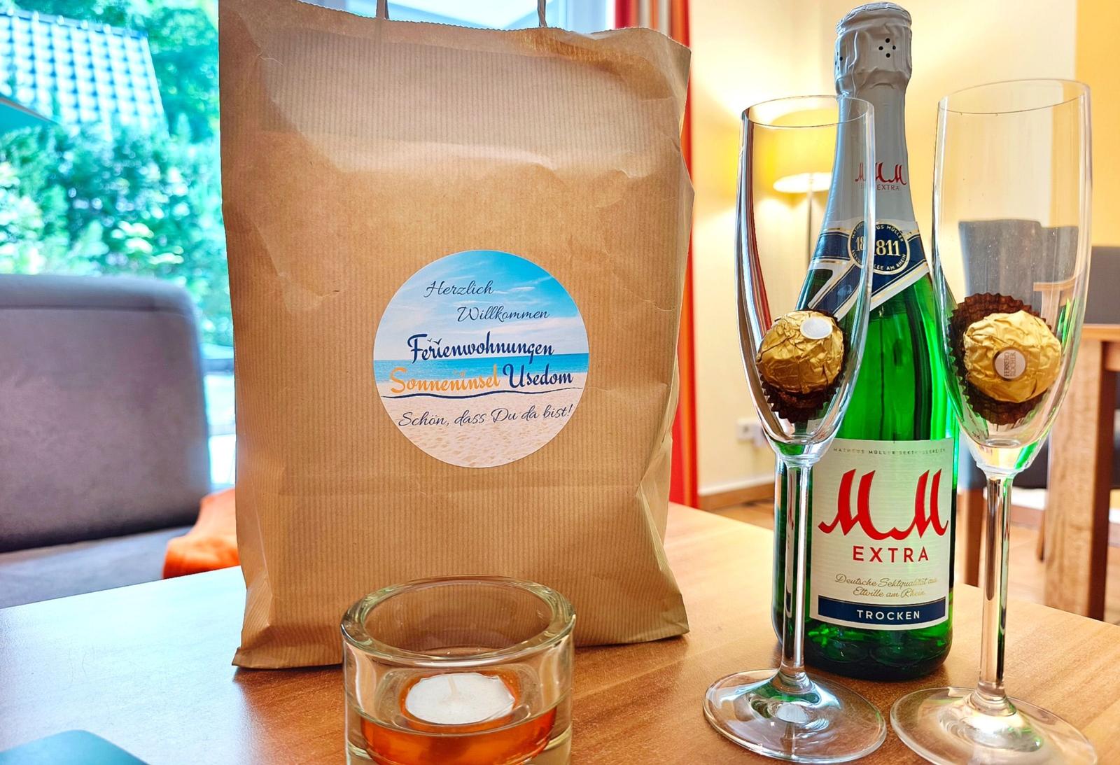 Herzlicher Empfangsgruß mit Sekt auf dem Tisch für eine schöne Urlaubszeit