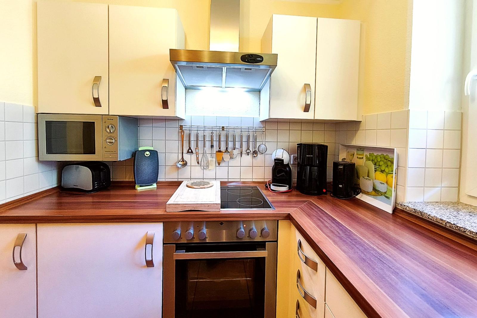 Praktische Küchenzeile mit Herd und Backofen für komfortables Kochen